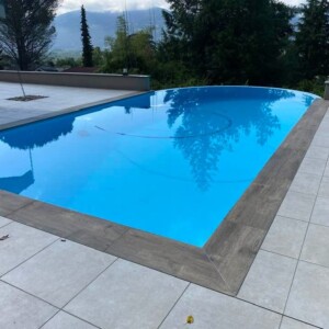 Piscine à débordement avec carrelage