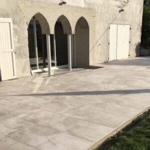 Terrasse avec dallage devant une maison