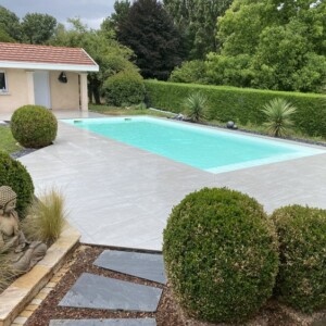 Piscine avec carrelage autour